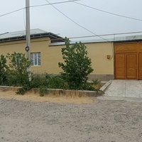 Hovli sotiladi 6sotix+4sotix bogʻi ,gaz svet suv bor Navoiyda