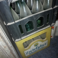Ящики с бутылками и минералки
